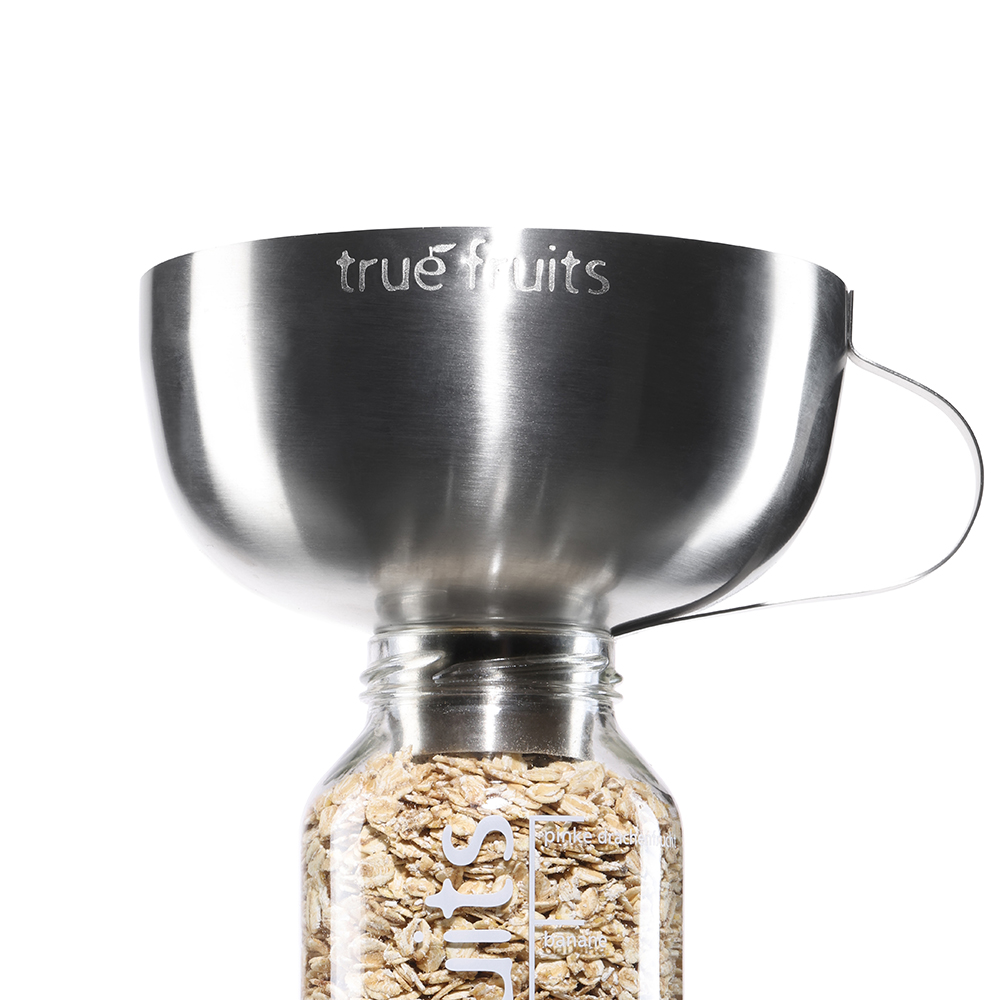 true fruits Upcycling - Flaschenaufsätze true fruits Flasche mit Flaschenaufsatz, gefüllt mit Haferflocken vor weißem Hintergrund