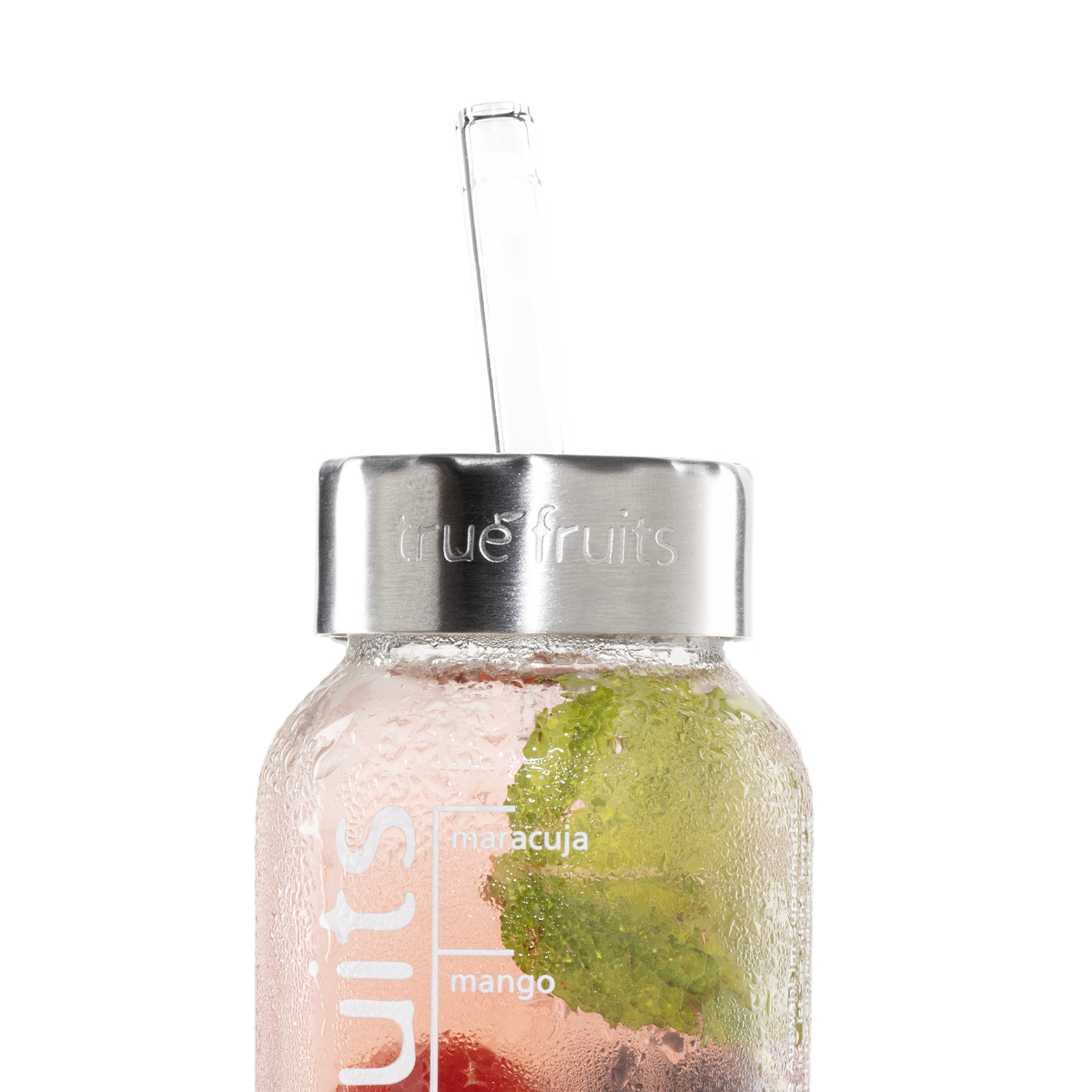 true fruits - Trinkhalm-Aufsatz true fruits Flasche mit Edelstahl-Trinkaufsatz und Minzblatt im Wasser, Detailaufnahme vor weißem Hintergrund