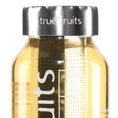 true fruits Upcycling - Flaschenaufsätze true fruits Flasche mit Flaschenaufsatz, gefüllt mit Tee vor weißem Hintergrund