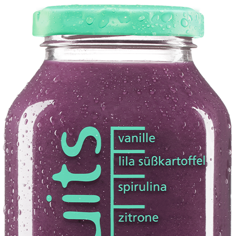 Einzelne Smoothieflasche des true fruits smoothies violet auf weißem Hintergrund