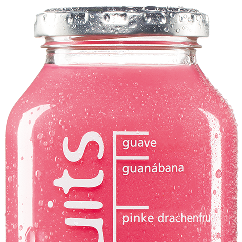 Einzelne Smoothieflasche des true fruits smoothies pink auf weißem Hintergrund