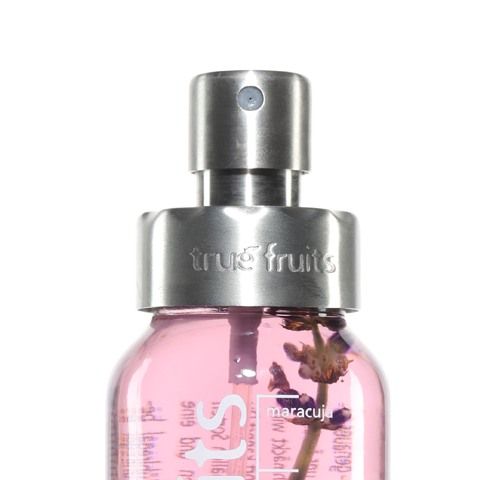 true fruits Upcycling - Flaschenaufsätze true fruits Flasche mit Flaschenaufsatz, gefüllt mit pinker Flüssigkeit vor weißem Hintergrund