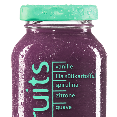 Einzelne Smoothieflasche des true fruits smoothies violet auf weißem Hintergrund