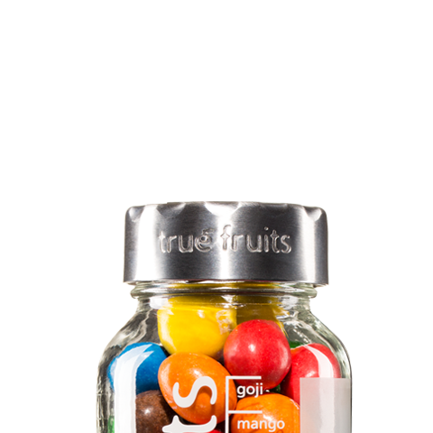 true fruits Upcycling - Flaschenaufsätze true fruits Flasche mit Flaschenaufsatz, gefüllt mit Schokolinsen vor weißem Hintergrund