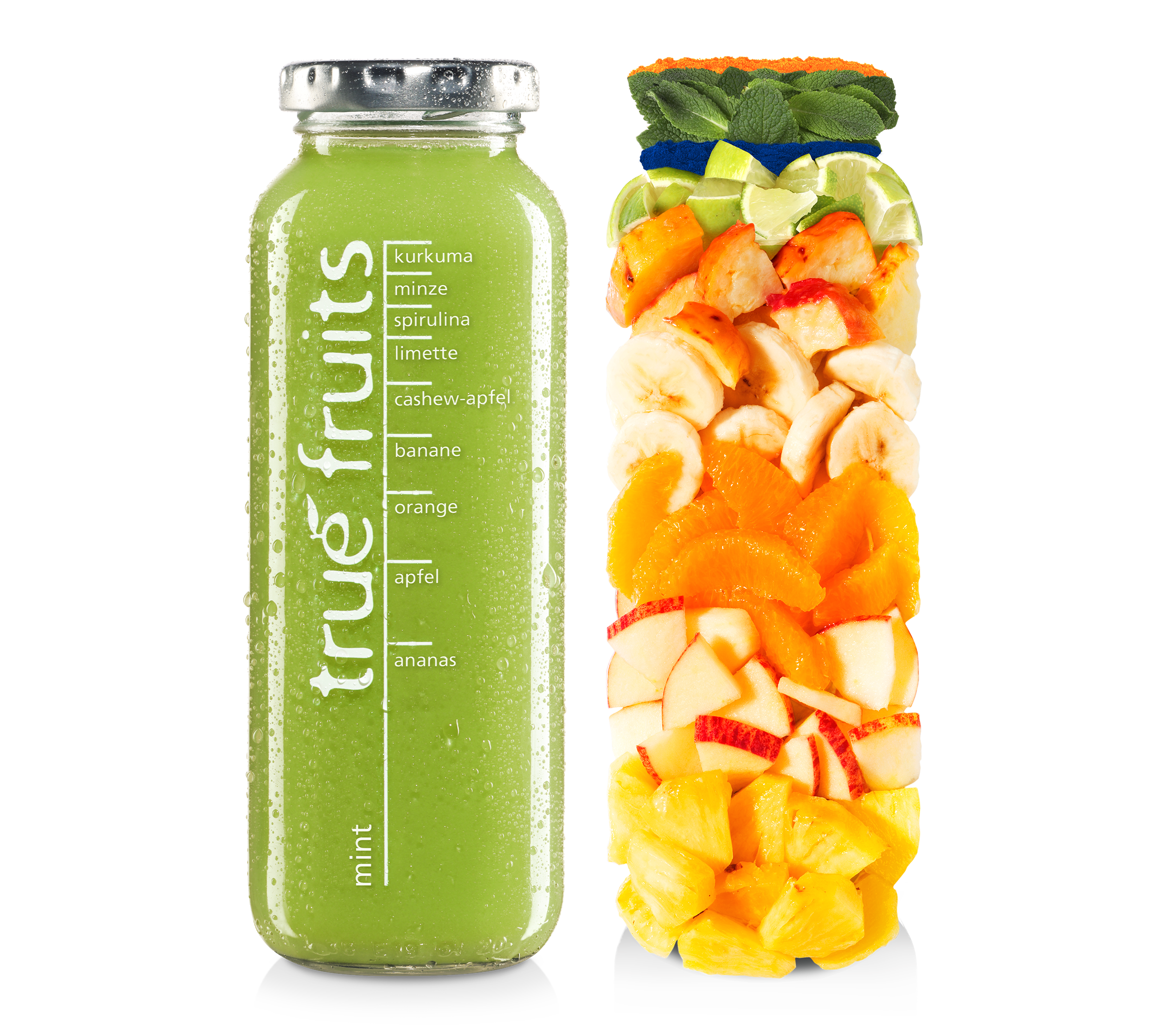 true fruits smoothie mint – Flasche + Pure true fruits smoothie mint in Glasflasche neben aufgeschichteten Zutaten wie Ananas, Orange, Banane und Minze vor weißem Hintergrund