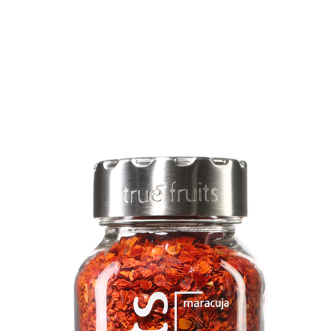 true fruits Upcycling - Flaschenaufsätze true fruits Flasche mit Flaschenaufsatz, gefüllt mit Chilli vor weißem Hintergrund