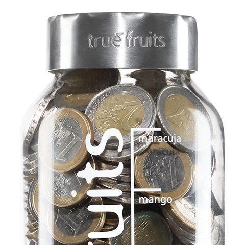 true fruits Upcycling - Flaschenaufsätze true fruits Flasche mit Flaschenaufsatz, gefüllt mit Münzen vor weißem Hintergrund