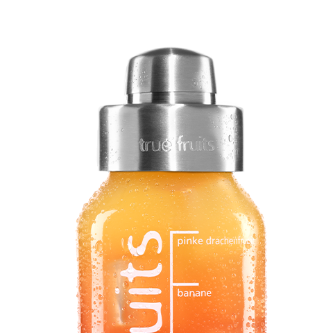 true fruits Upcycling - Flaschenaufsätze true fruits Flasche mit Flaschenaufsatz, gefüllt mit orangener Flüssigkeit vor weißem Hintergrund