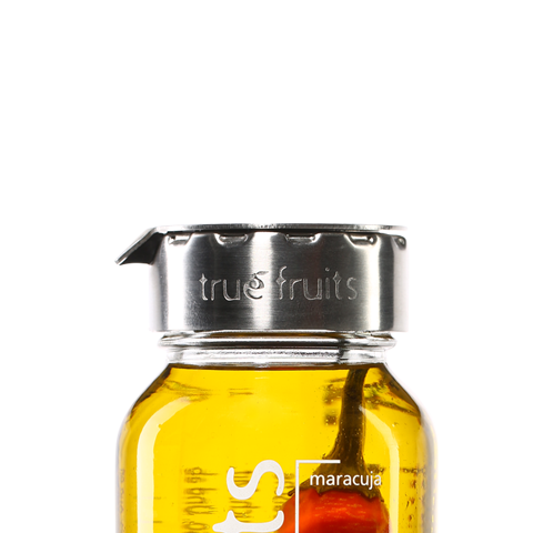 true fruits Upcycling - Flaschenaufsätze true fruits Flasche mit Flaschenaufsatz, gefüllt mit gelbem Smoothie und Chili vor weißem Hintergrund