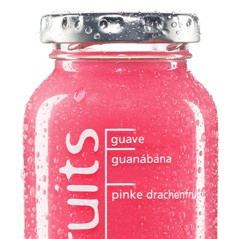 Einzelne Smoothieflasche des true fruits smoothies pink auf weißem Hintergrund