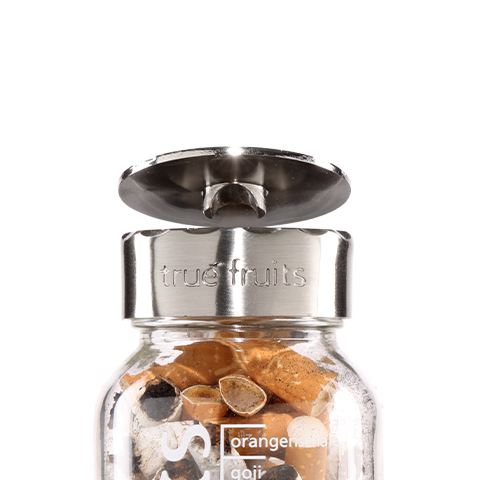 true fruits - Upcycling true fruits Flasche mit Flaschenaufsatz vor weißem Hintergrund